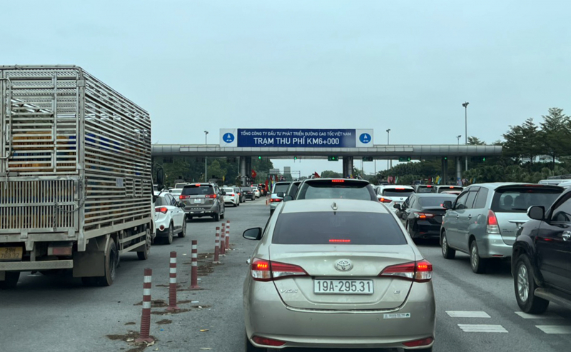 Ùn tắc mà không xả trạm thu phí sẽ bị phạt nặng -0
