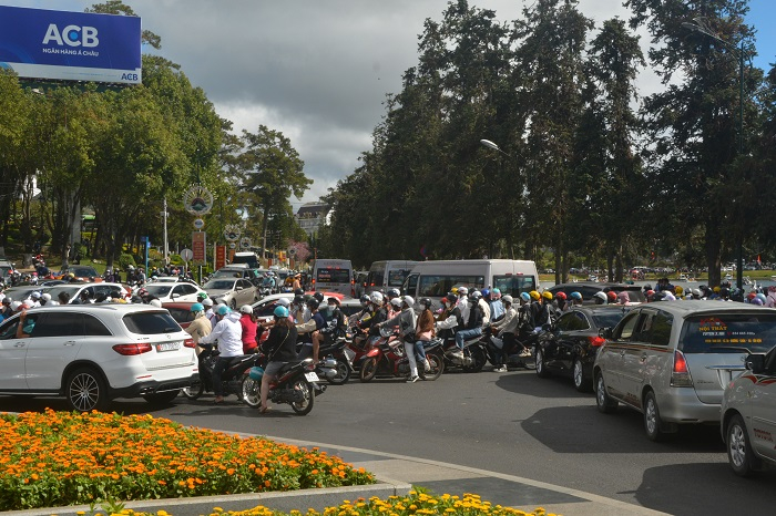 Đà Lạt quá tải, xe cộ nhích từng li trong nội ô -0