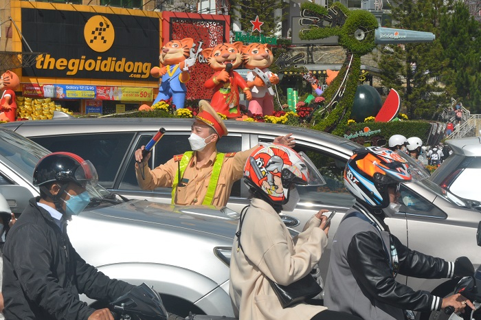 Đà Lạt quá tải, xe cộ nhích từng li trong nội ô -0