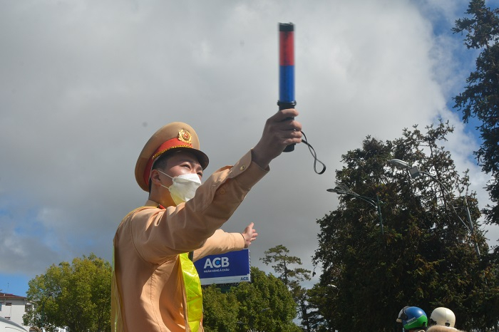 Đà Lạt quá tải, xe cộ nhích từng li trong nội ô -0