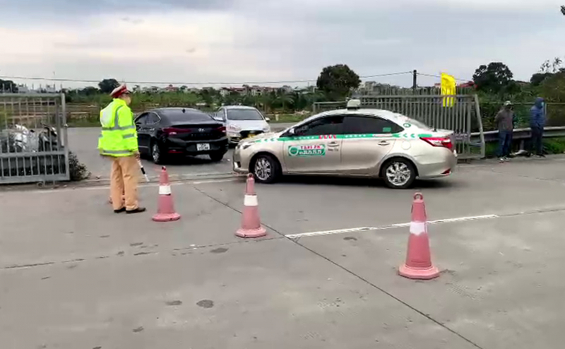 Ùn tắc mà không xả trạm thu phí sẽ bị phạt nặng -0