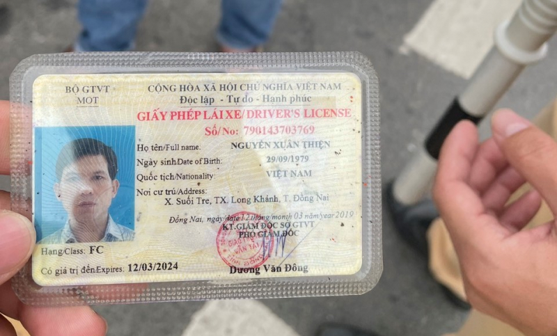 CSGT kịp thời truy chặn xe ô tô gây TNGT ngày mùng 3 Tết bỏ trốn từ Quảng Trị vào Đà Nẵng -2