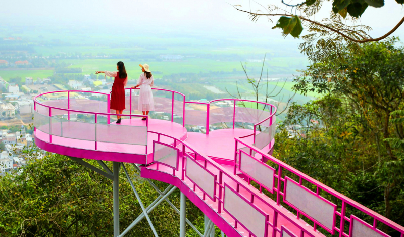 “Cưỡi mây” ngắm sắc Xuân trên đỉnh núi Sam -1