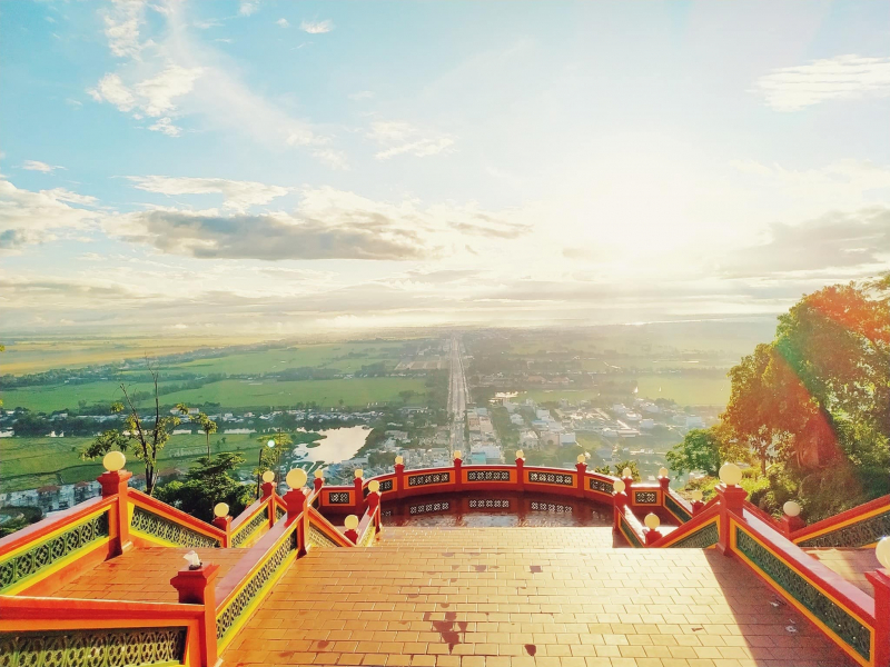 “Cưỡi mây” ngắm sắc Xuân trên đỉnh núi Sam -0