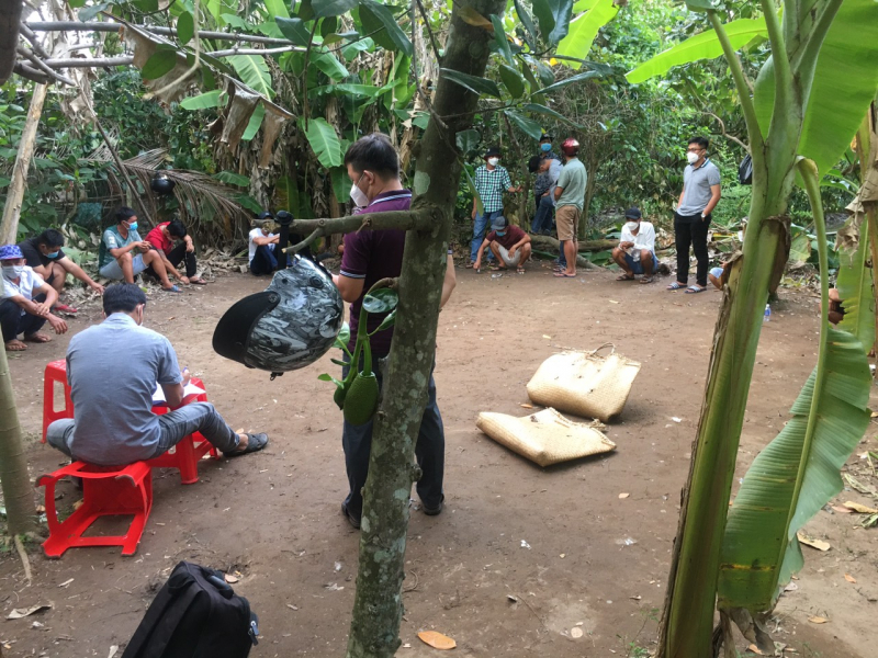 các đối tượng cùng tang vật bị tạm giữ tại hiện trường. ảnh trọng tín.jpg -0