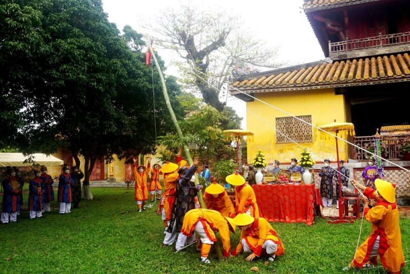 Du khách và người dân xin chữ đầu năm ở Hoàng cung Huế -0