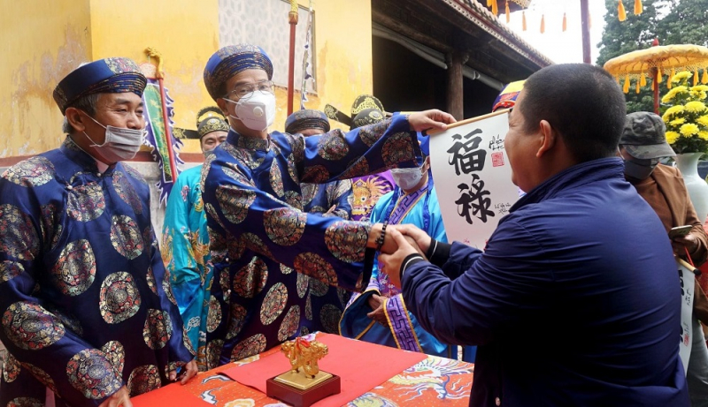 Du khách và người dân xin chữ đầu năm ở Hoàng cung Huế -0