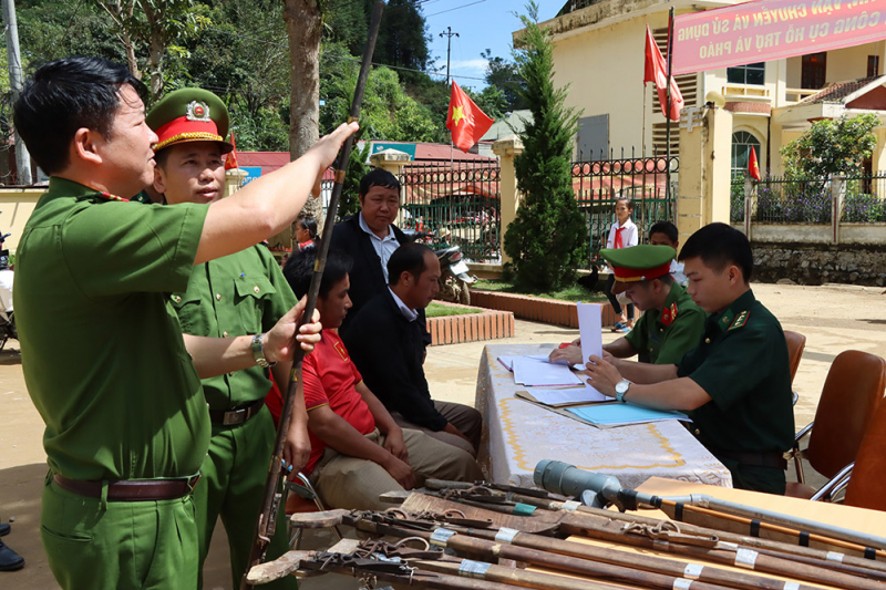 Phát huy vai trò già làng, trưởng bản trong vận động người dân giao nộp súng tự chế, vật liệu nổ ở Lai Châu -0