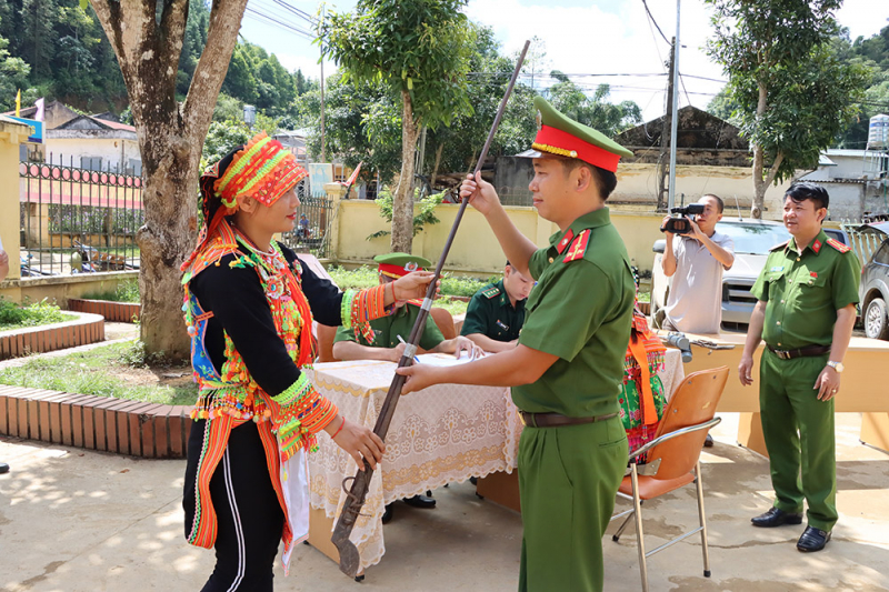 Phát huy vai trò già làng, trưởng bản trong vận động người dân giao nộp súng tự chế, vật liệu nổ ở Lai Châu -1