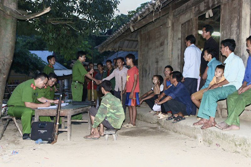 Phát huy vai trò già làng, trưởng bản trong vận động người dân giao nộp súng tự chế, vật liệu nổ ở Lai Châu -0
