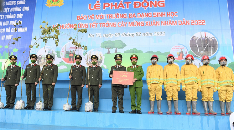 Minister To Lam chairs tree-planting event -0