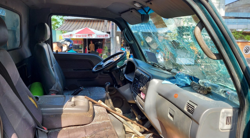 Điều tra nhóm thanh niên đập phá xe tải -0
