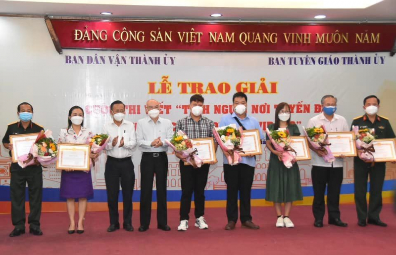 Trao giải cuộc thi “Tình người nơi tuyến đầu phòng, chống dịch COVID-19” -0