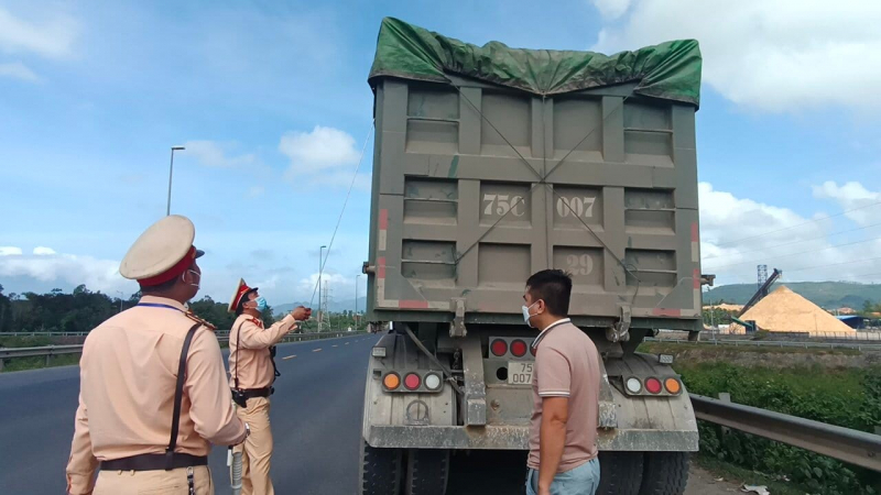 Xe khách nhồi nhét, xe tải cơi nới đua nhau vi phạm TTATGT khi qua cửa ô vào Đà Nẵng ngày đầu năm  -0