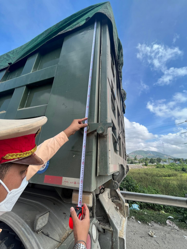 Xe khách nhồi nhét, xe tải cơi nới đua nhau vi phạm TTATGT khi qua cửa ô vào Đà Nẵng ngày đầu năm  -1