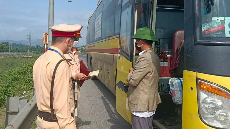 Xe khách nhồi nhét, xe tải cơi nới đua nhau vi phạm TTATGT khi qua cửa ô vào Đà Nẵng ngày đầu năm  -0