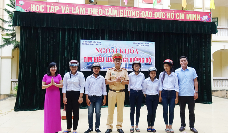 CSGT huyện miền núi Tân Lạc mang ánh sáng về thôn, xóm -0