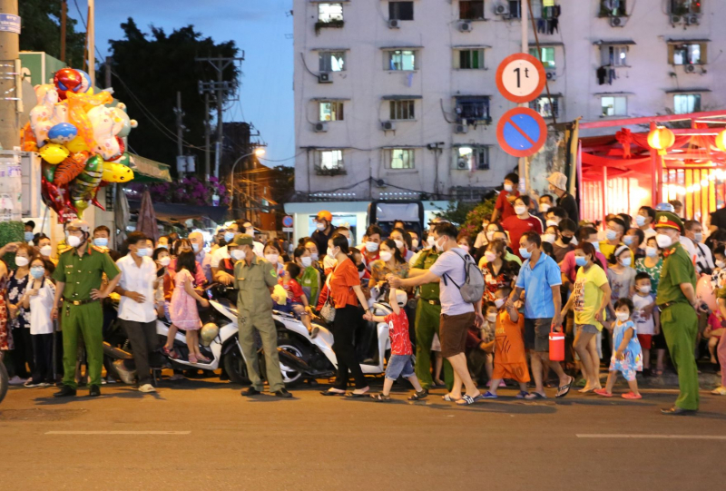 Hàng ngàn người đeo khẩu trang tham dự Tết Nguyên Tiêu -2