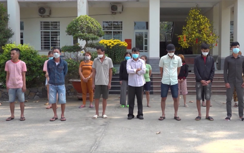 các con bạc đa phần đều xuất thân từ nông dân, người lao động đam mê đỏ đen.jpg -0