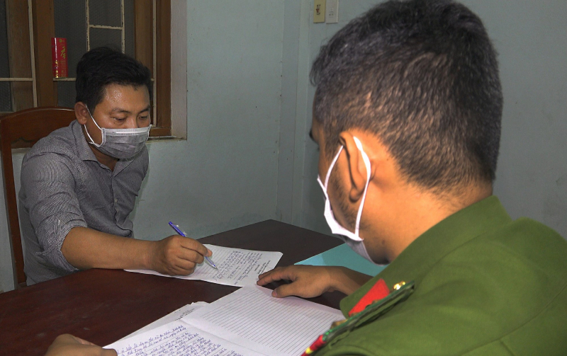 Bắt đối tượng lừa đảo chiếm đoạt tiền mua bánh kẹo -0