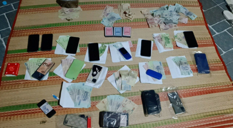 tang vật bị thu giữ tại sới bạc.jpg -0