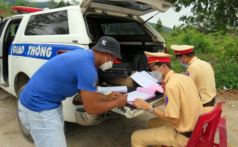 Theo chân CSGT xử lý phương tiện vi phạm quá tải, quá khổ -0