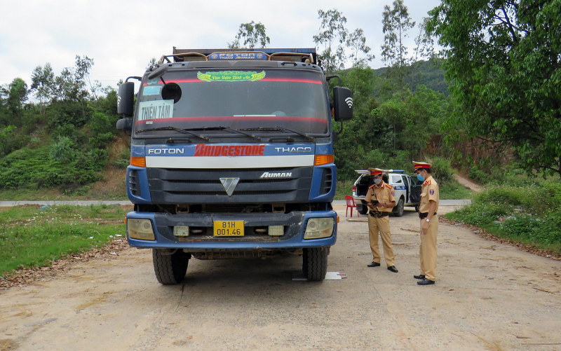 Theo chân CSGT xử lý phương tiện vi phạm quá tải, quá khổ -0