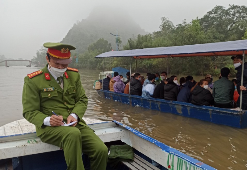 Công an huyện Mỹ Đức bảo đảm an ninh, an toàn cho du khách vãn cảnh Chùa Hương -0