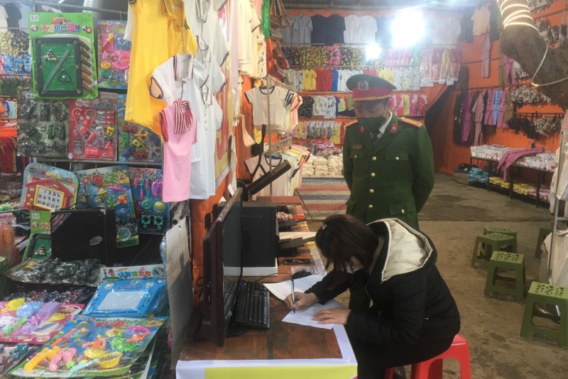 Công an huyện Mỹ Đức bảo đảm an ninh, an toàn cho du khách vãn cảnh Chùa Hương -1