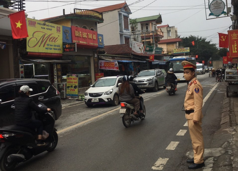 Công an huyện Mỹ Đức bảo đảm an ninh, an toàn cho du khách vãn cảnh Chùa Hương -1