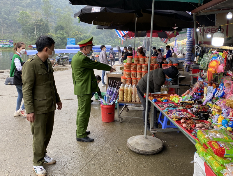 Công an huyện Mỹ Đức bảo đảm an ninh, an toàn cho du khách vãn cảnh Chùa Hương -1