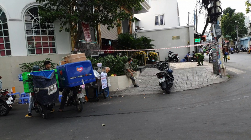 Cầm hung khí xộc vào quán karaoke tìm người, chém tử vong nhân viên quán -0