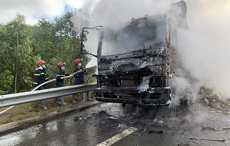 Xe chở ngô bốc cháy ngùn ngụt trên cao tốc Đà Nẵng - Quảng Ngãi -0