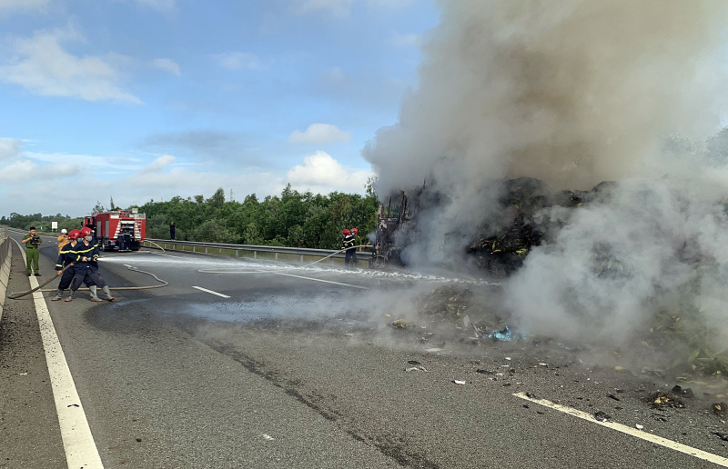 Xe chở ngô bốc cháy ngùn ngụt trên cao tốc Đà Nẵng - Quảng Ngãi -0