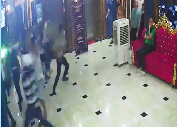 Cầm hung khí xộc vào quán karaoke tìm người, chém tử vong nhân viên quán -0