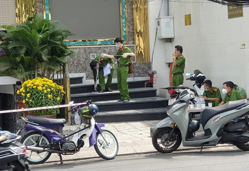 Cầm hung khí xộc vào quán karaoke tìm người, chém tử vong nhân viên quán -0