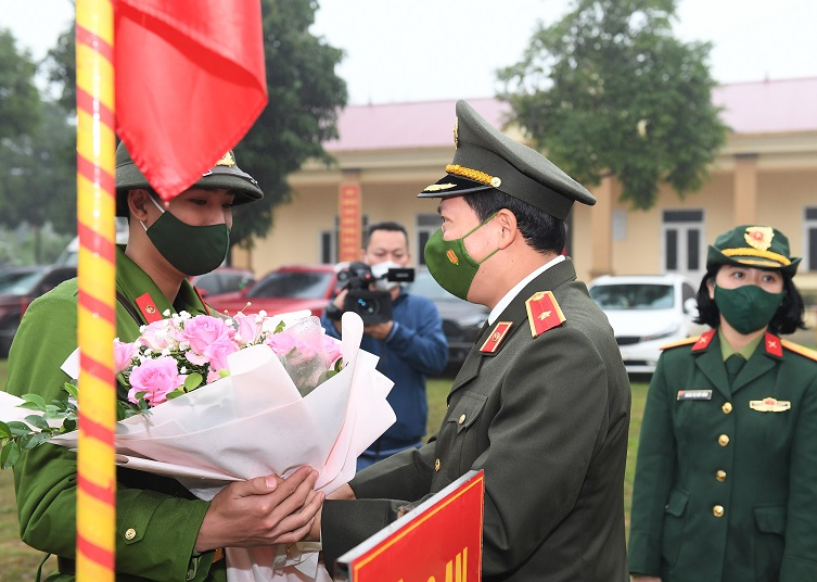 Thứ trưởng Lê Văn Tuyến dự Lễ giao nhận quân tại huyện Phù Ninh, tỉnh Phú Thọ -0