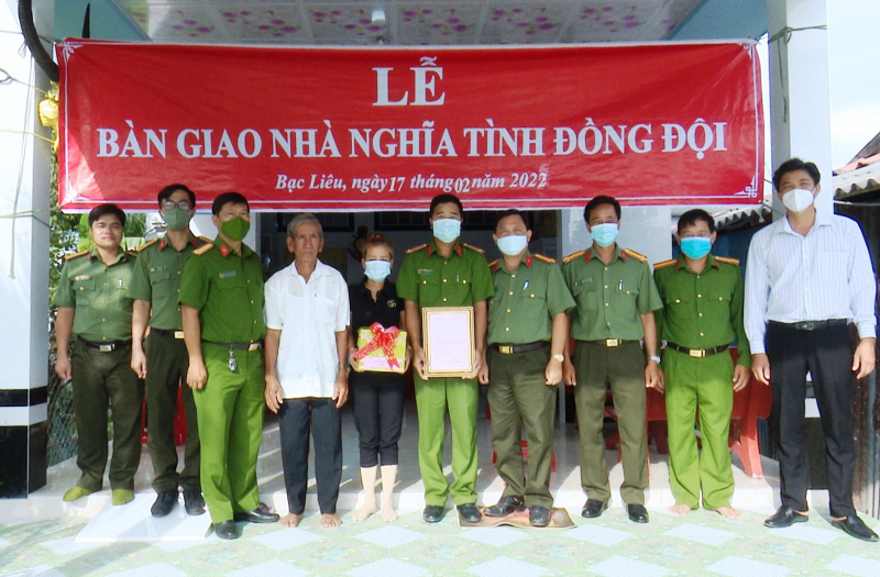 Công an tỉnh Bạc Liêu trao tặng 8 nhà nghĩa tình đồng đội -0