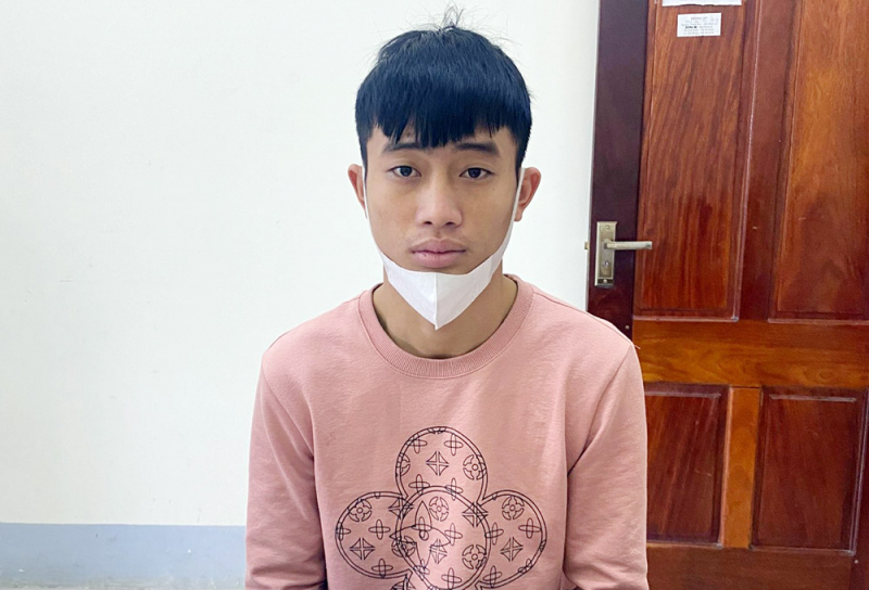 Khởi tố thanh niên “chôm” lắc tay bằng vàng tại quán karaoke -0