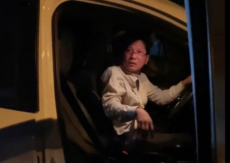 Tài xế nồng nặc mùi bia rượuLao xe vào quán ốc vỉa hè -0