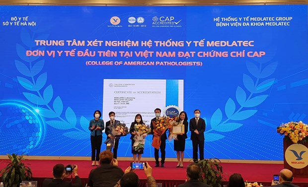 Đơn vị y tế đầu tiên của Việt Nam nhận chứng chỉ CAP về xét nghiệm của Mỹ -0
