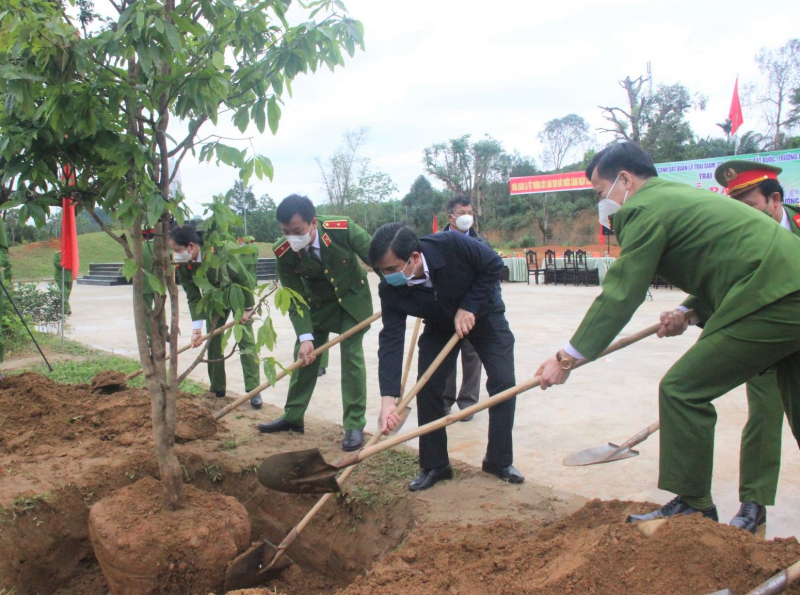 Trại giam Bình Điền ra quân trồng hơn 16 nghìn cây xanh -0