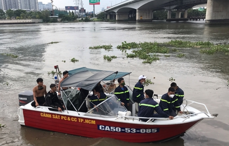 Người nhà khóc ngất khi hay tin anh trai bỏ xe nhảy cầu Sài Gòn -0