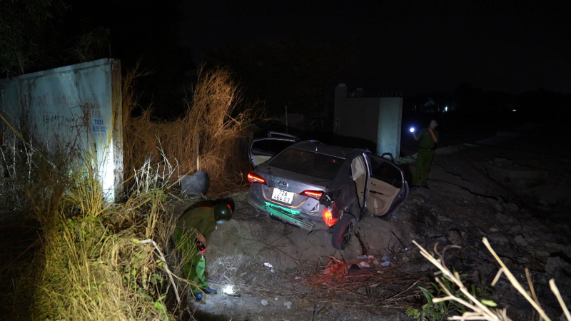 Xe ô tô rơi xuống hố khiến 2 người tử vong, 1 người trọng thương  -0