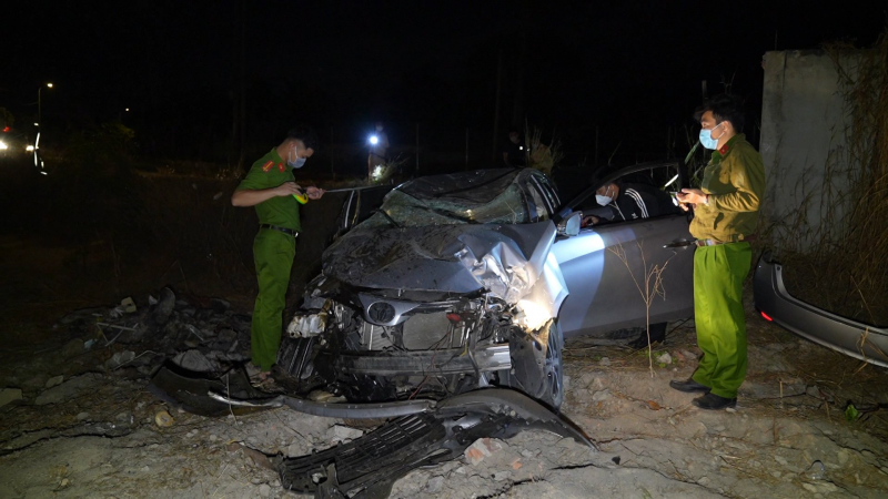 Xe ô tô rơi xuống hố khiến 2 người tử vong, 1 người trọng thương  -0