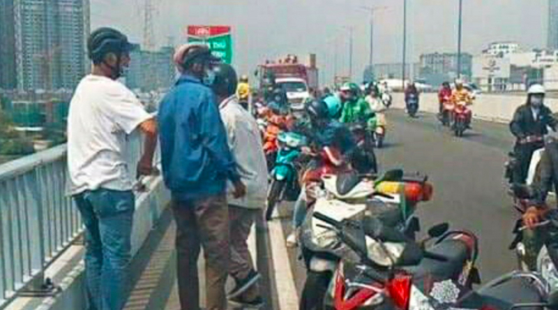 Người nhà khóc ngất khi hay tin anh trai bỏ xe nhảy cầu Sài Gòn -0