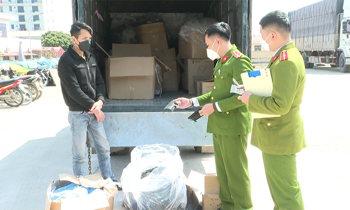 Bắt vụ vận chuyển 25.000 khẩu trang và 10.000 đôi găng tay y tế không có hóa đơn chứng từ -0