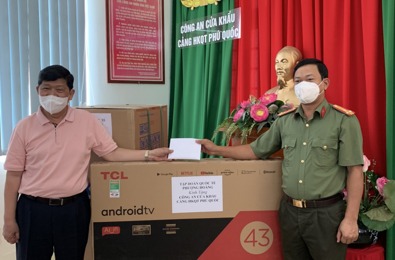 Công an cửa khẩu Phú Quốc đón nhận nhiều phần quà thiết thực -0