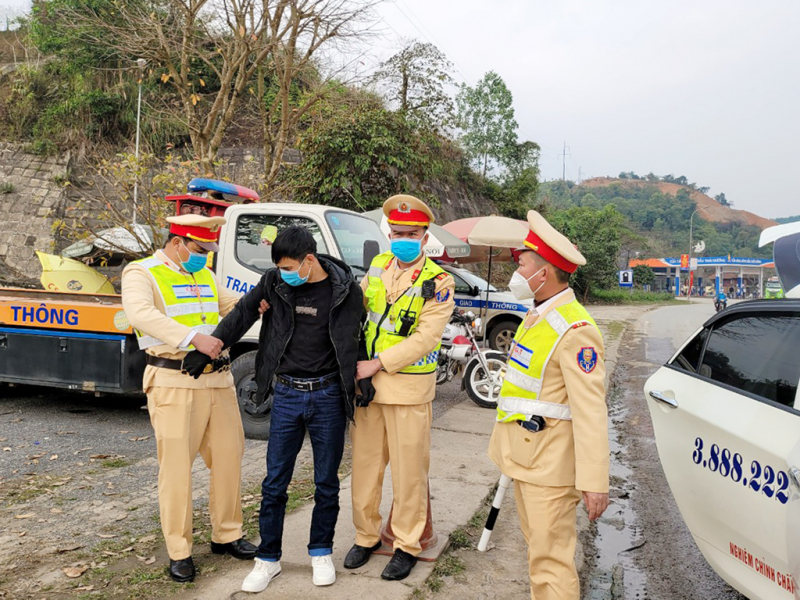 Phát hiện ma túy từ thái độ đáng ngờ của vị khách trên taxi -0