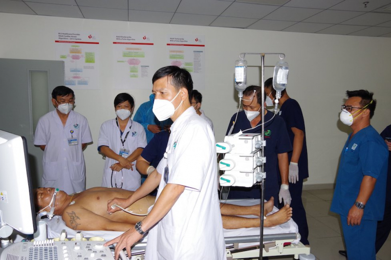 Điều trực thăng đưa một ngư dân vào đất liền cấp cứu -0